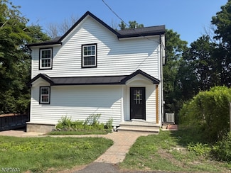 18 Governor Haines St, Hamburg, NJ 07419