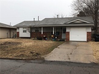 832 NW 15th St, Moore, OK 73160