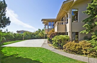 9242 NE 14th St, Clyde Hill, WA 98004