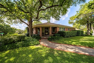 903 Bison Trail, Dallas, TX 75208