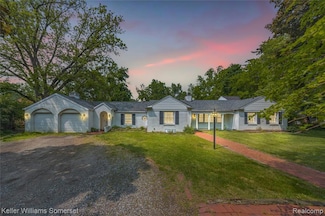 21700 W 13 Mile Rd, Beverly Hills, MI 48025