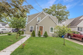 90 Charles St, Lynbrook, NY 11563