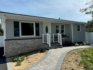 14 Chenango Dr, Bay Shore, NY 11706