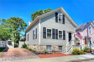 33 Poplar St, Newport, RI 02840