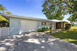 477 SE Seabreeze Ln, Port Saint Lucie, FL 34983