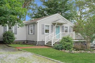 16 Pearl Rd, Rocky Point, NY 11778
