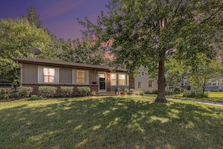 104 Canterbury St SW, Grand Rapids, MI 49548