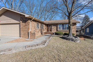 1122 Country Club Dr, Crown Point, IN 46307