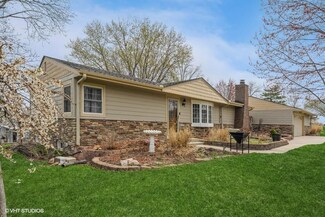 8147 Ridgeview Dr, Des Moines, IA 50320