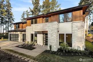 9206 NE 24th St, Clyde Hill, WA 98004