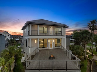 1303 Oahu Dr, Tiki Island, TX 77554