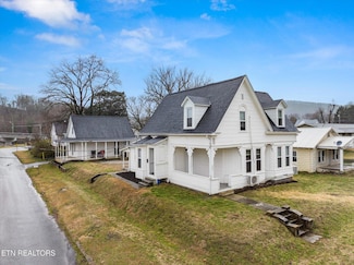 303 Carter Ave, Harriman, TN 37748