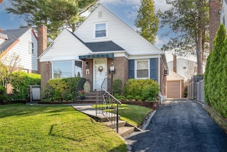 448 White Rd, Mineola, NY 11501