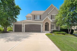 6730 NW Hickory Dr, Parkville, MO 64152