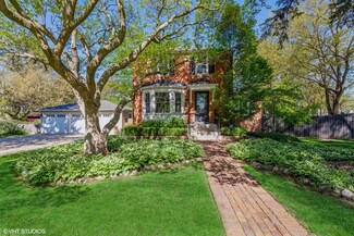 2 Hiawatha Dr, Clarendon Hills, IL 60514