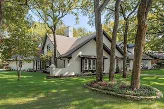 701 Oakmont Ln N, Fort Worth, TX 76112