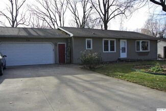 724 S Hilltop Dr, Quincy, IL 62305