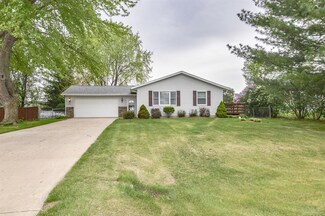 380 Freeseway Dr, Robins, IA 52328