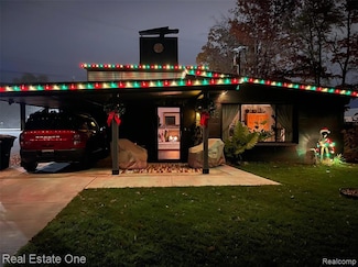 3202 Pridham St, Keego Harbor, MI 48320