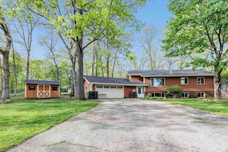 600 Honey Bear Ct, Waupaca, WI 54981