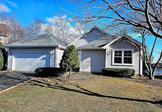 186 N Crooked Lake Ln, Lindenhurst, IL 60046