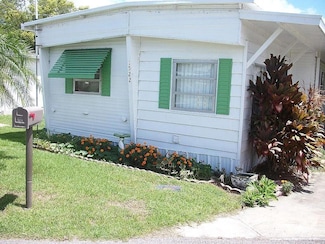 1522 S Shore Dr, Tavares, FL 32778