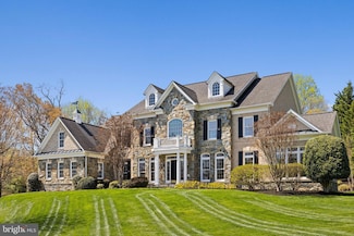 11050 Heathland Dr, Oakton, VA 22124