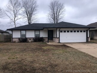 9432 E Cherrywood Dr, Claremore, OK 74019