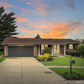 1525 Orchard Lakes Dr, Saint Louis, MO 63146