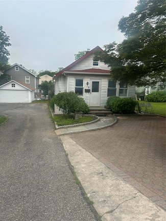 44 Perry Ave, Bayville, NY 11709