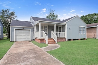 3140 South Dr, Groves, TX 77619