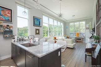 100 Garvies Point Rd Unit 1042, Glen Cove, NY 11542