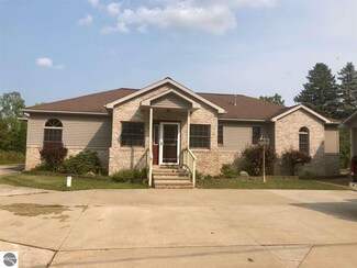 674 Point Dr, Clare, MI 48617
