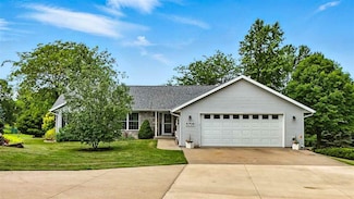 5709 Oak Crest Hill Rd SE, Riverside, IA 52327