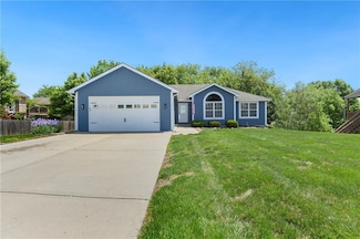 571 Hithergreen Dr, Lansing, KS 66043