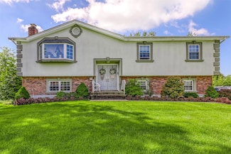 4 Stacie Ln, Spring Valley, NY 10977