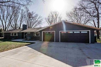 509 4th Ave NE, Sioux Center, IA 51250