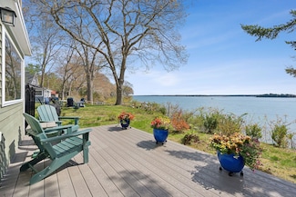 44 Maquoit Dr, Freeport, ME 04032