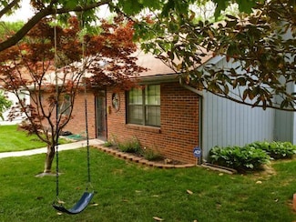 430 N Main St, Liberty, MO 64068
