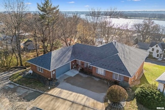 2753 Nichols Ln, Davenport, IA 52803