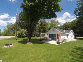 105 Brandy Dr, Cadillac, MI 49601