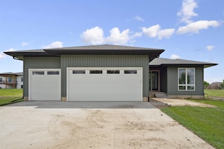 1715 Red Tail Dr, Waterloo, IA 50701