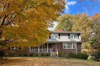 914 Crown Point Rd E, Signal Mountain, TN 37377