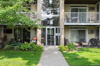 4909 Crooks Rd Unit E8, Royal Oak, MI 48073