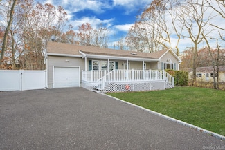 14 Clearview Ave, Selden, NY 11784