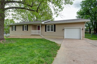 1107 E Mccracken Rd, Ozark, MO 65721