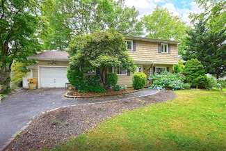 27 Newtown Ln, Melville, NY 11747