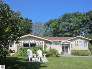 9987 E Grandview Ct, Traverse City, MI 49684