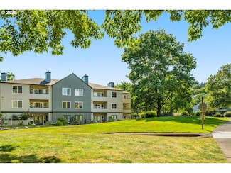 5050 S Landing Dr Unit 202, Portland, OR 97239
