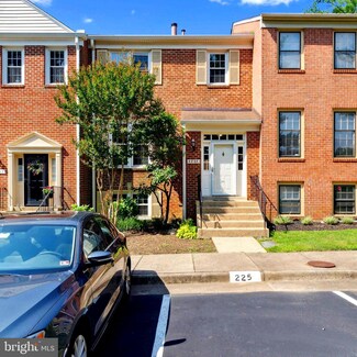 4865 Carriagepark Rd, Fairfax, VA 22032